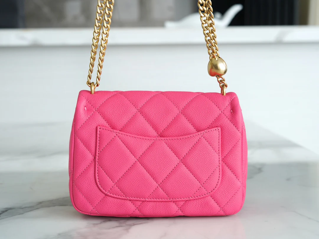 Новинка сезона весна/лето 2023 от Chanel - Сумка на цепочке в форме сердца - Сумка CF - Маленькая - Персиково-розовая