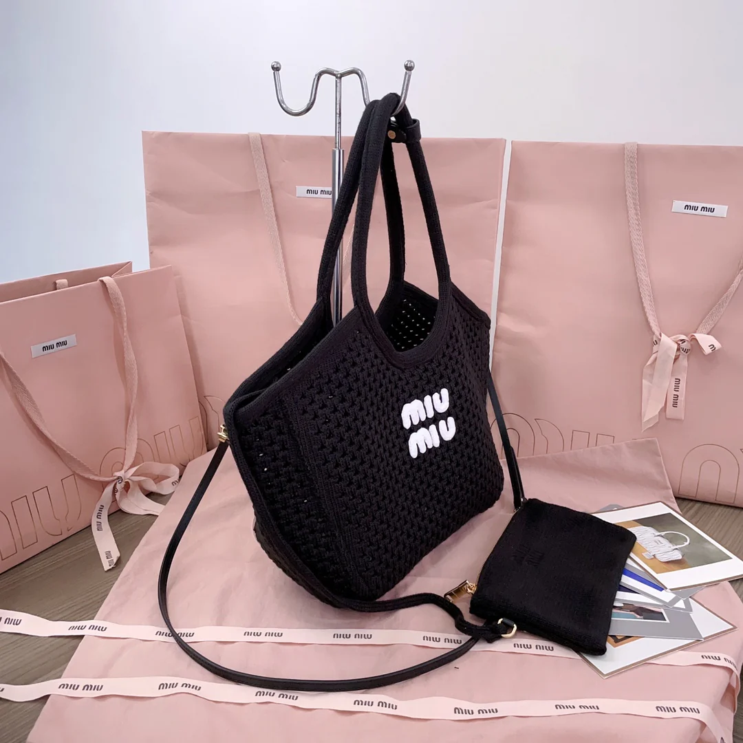 Сумка-тоут Miu Miu 5bg281 с ажурным плетением - черная