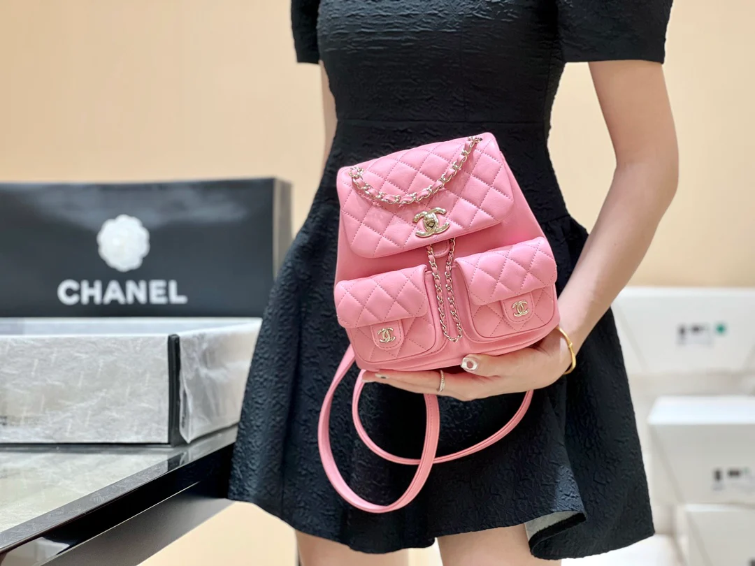 Коллекция Chanel Весна/Лето 2023 - Duma - Однотонный рюкзак из телячьей кожи - Розовый