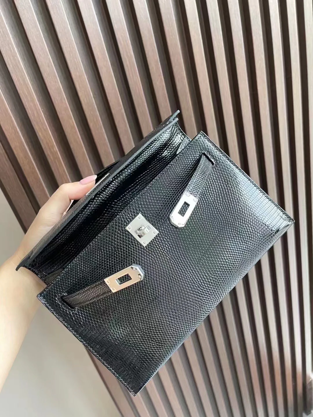 Мини-сумка Hermes Kelly 1-го поколения из кожи ящерицы, черная, с серебряной пряжкой.