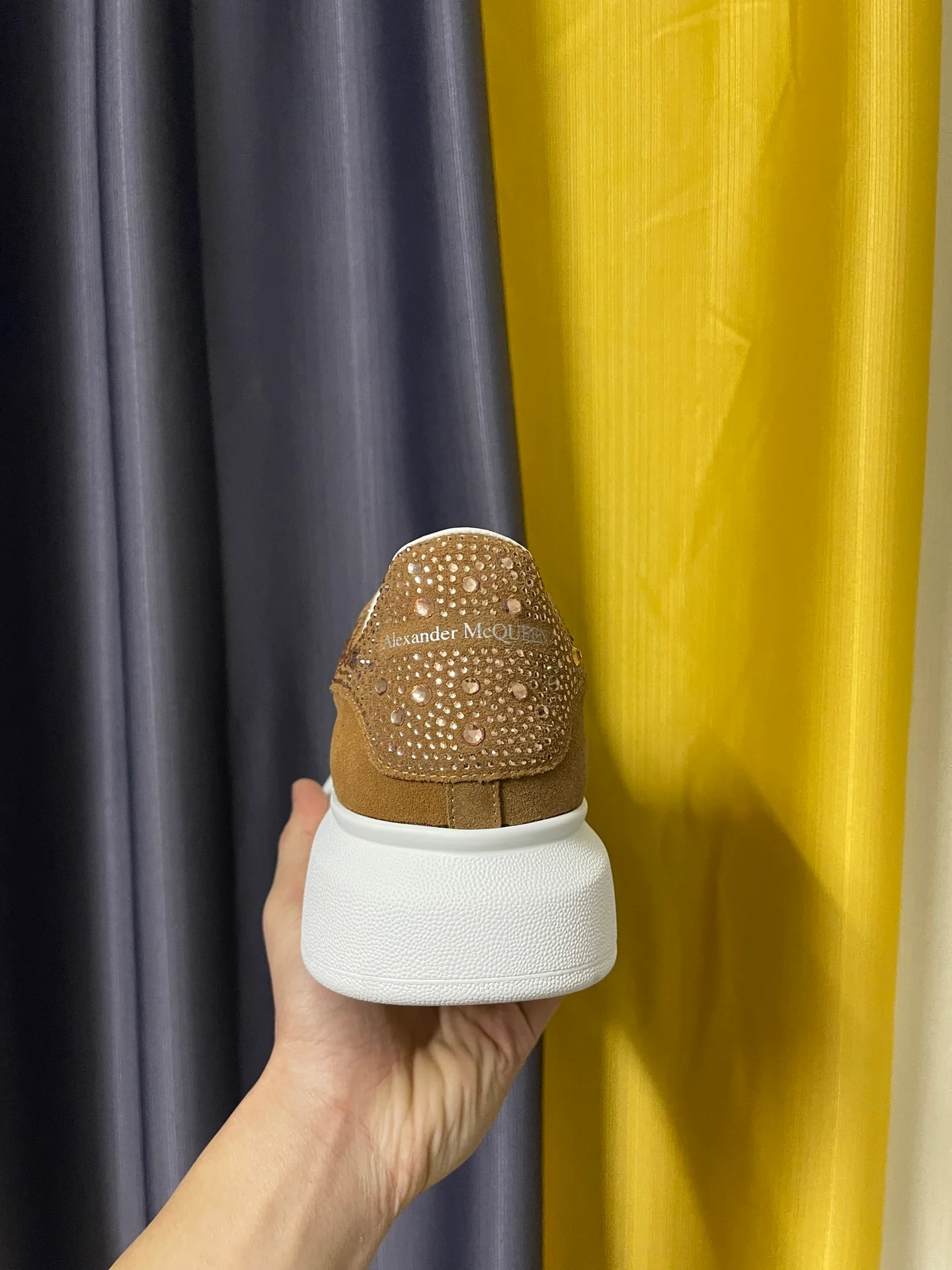 Классические белые кроссовки McQueen - унисекс - коричневая замша - каблук со стразами