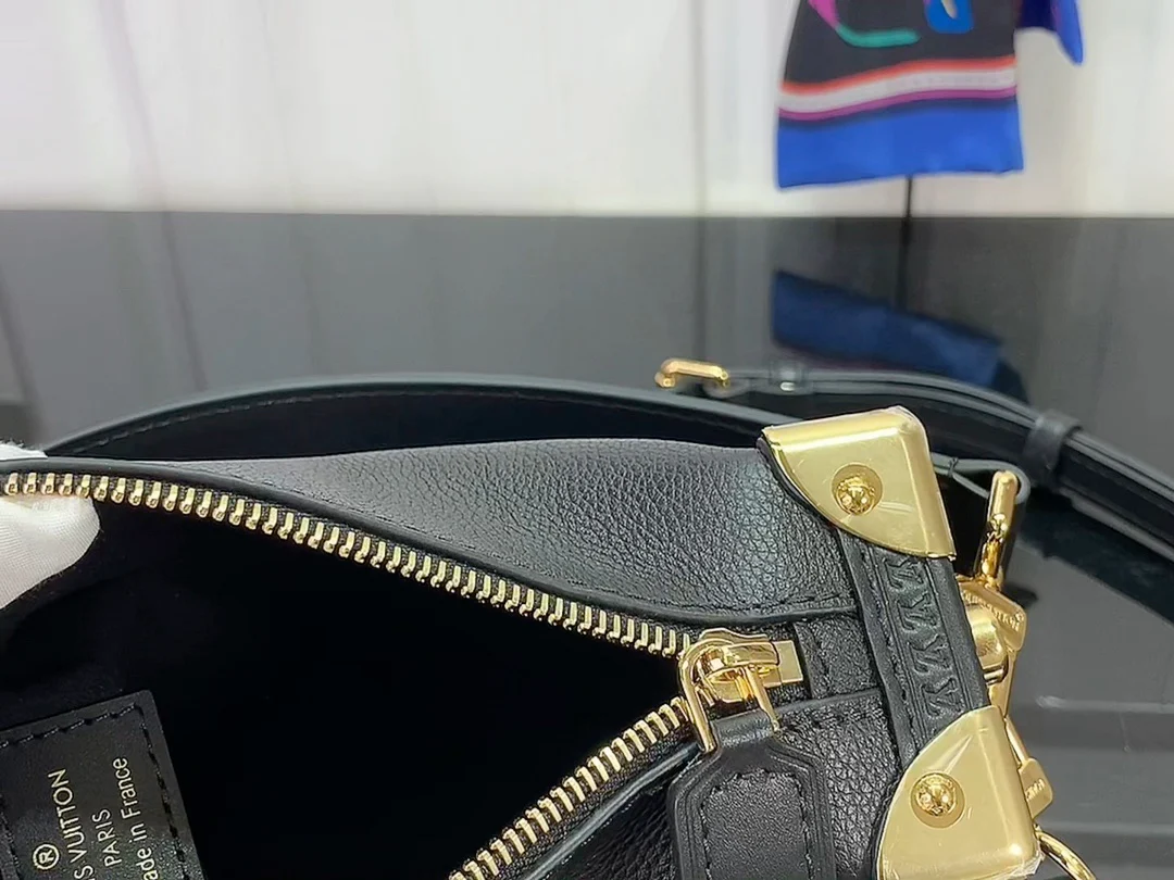 m83080-LV-side-trunk-pm chain bag-black