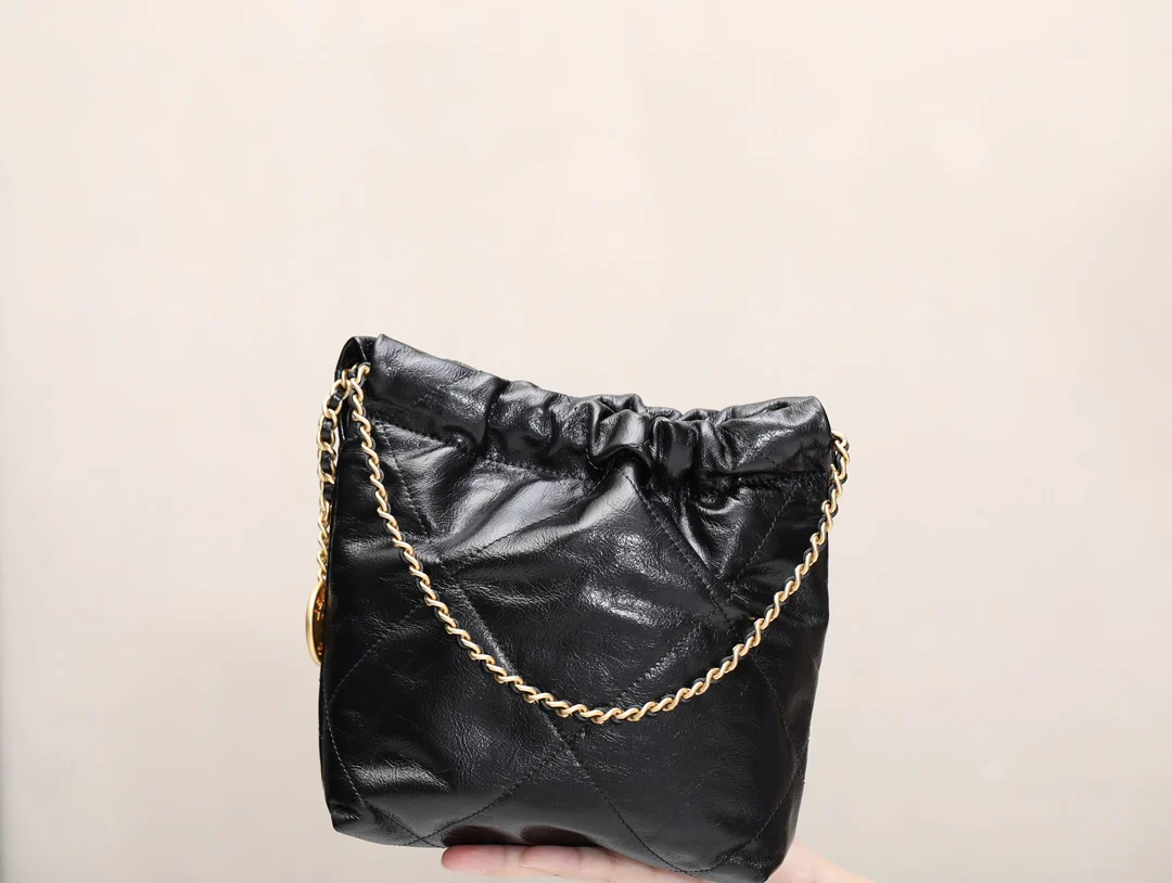 Новинка сезона весна/лето 2023 от Chanel - сумка 22 - мини - черный жемчуг - фото в действии