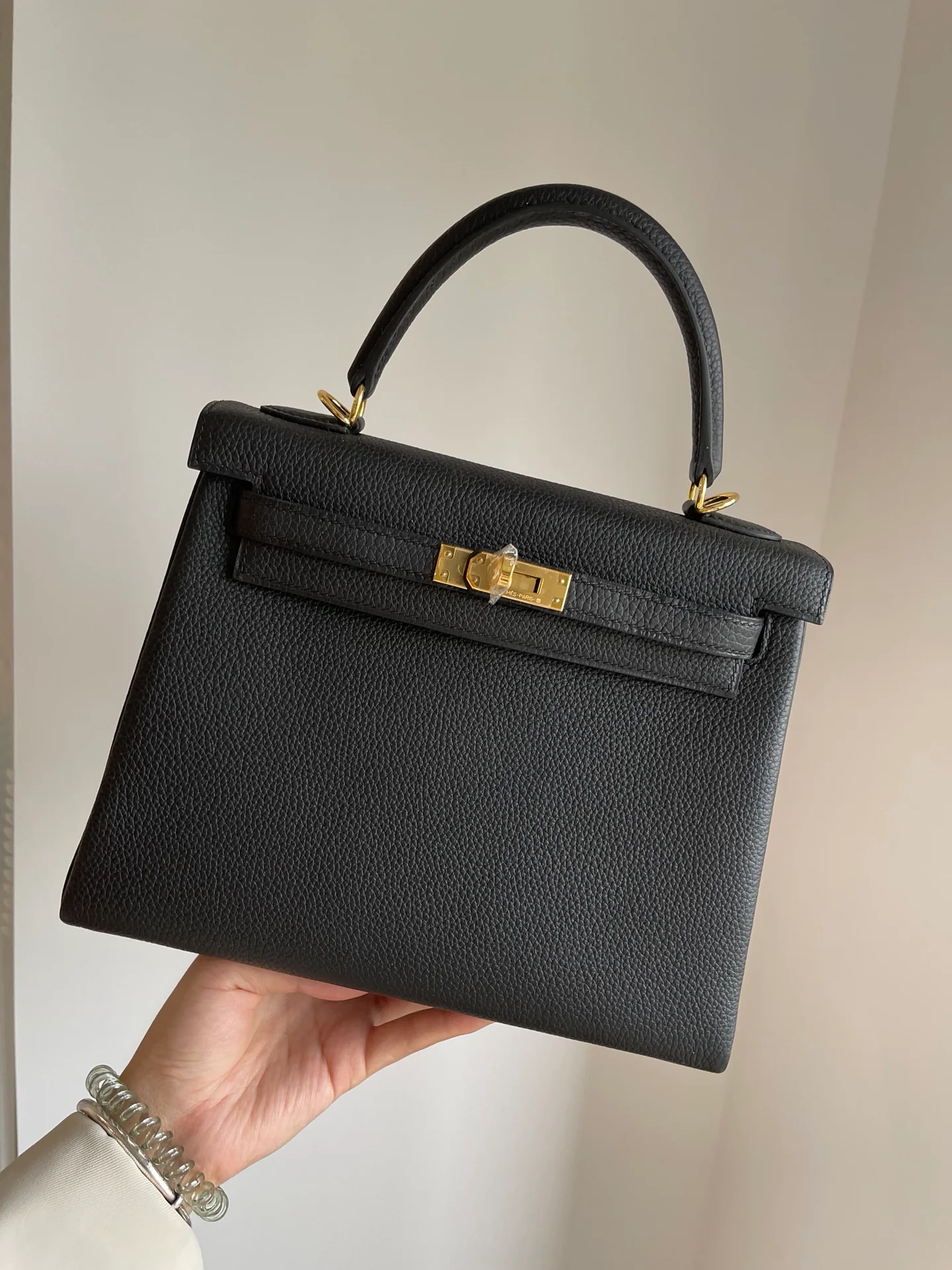 Часы Hermes Kelly 25 Togo Black с золотой пряжкой