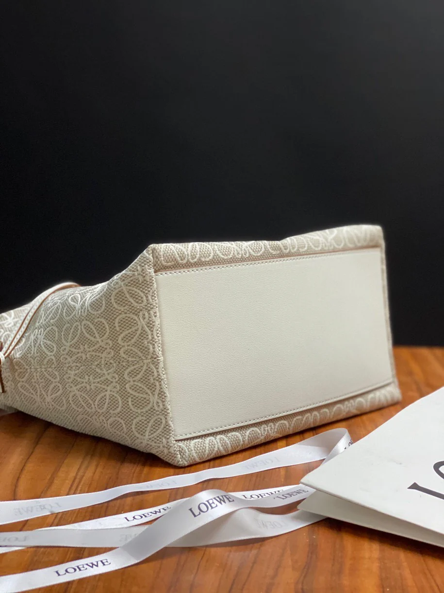 Большая сумка для ланча Loewe Cubi, белая, с вышивкой.