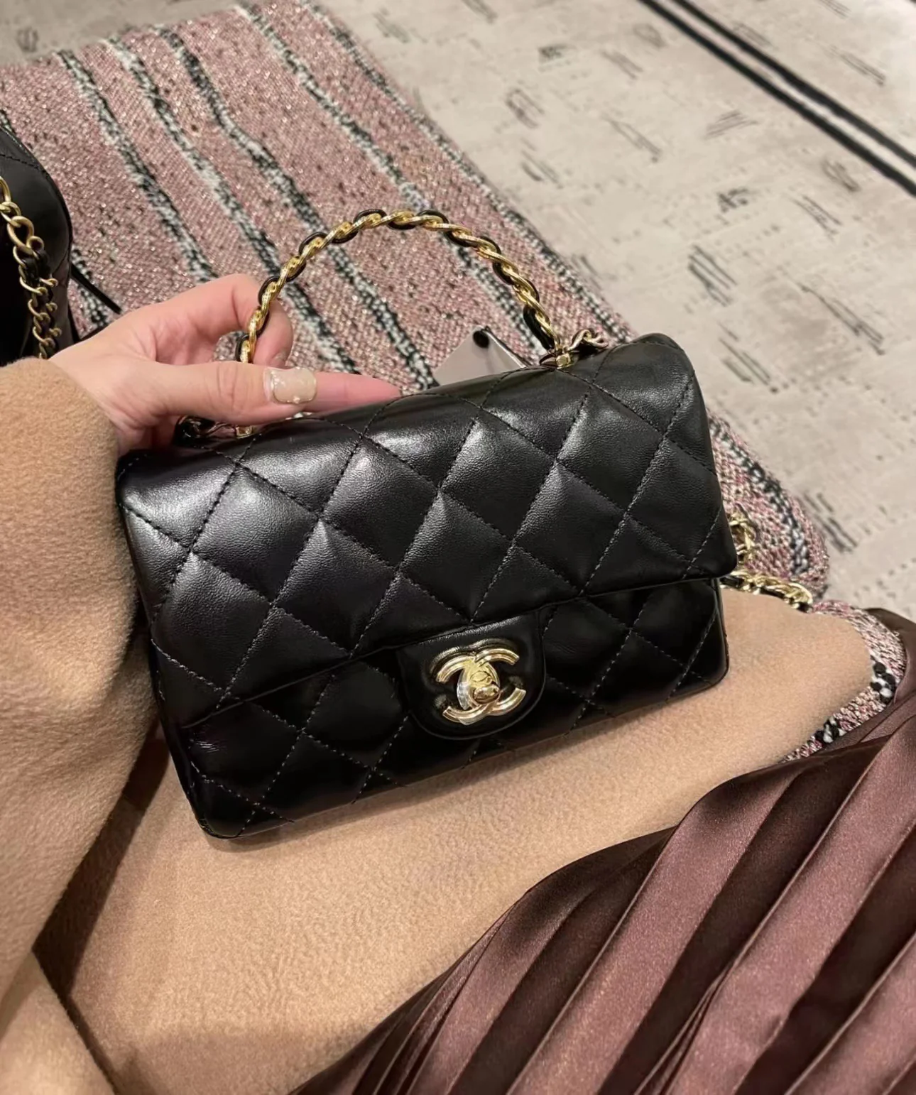 Ручка сумки Chanel 23a CF со стразами - черная