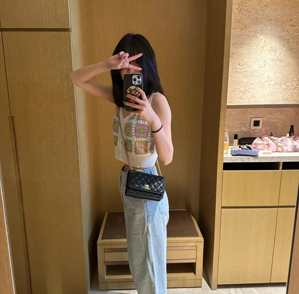 Весенняя коллекция Chanel 2023 - Регулируемая пряжка Camellia WOC - Овечья кожа - Черный - 19 см