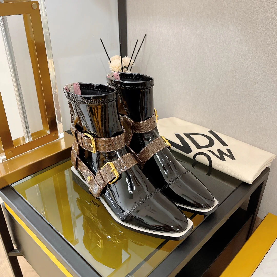 Новинка сезона осень/зима 2022 от Fendi: ботинки из эластичной лакированной кожи, серия FFrame, ботильоны на плоской подошве.