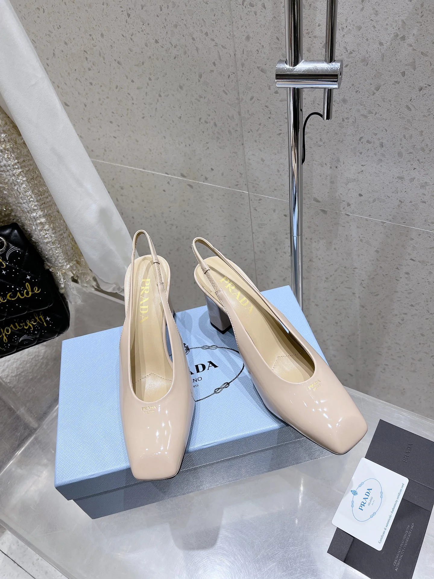 Босоножки на высоком каблуке с квадратным носком и массивным каблуком