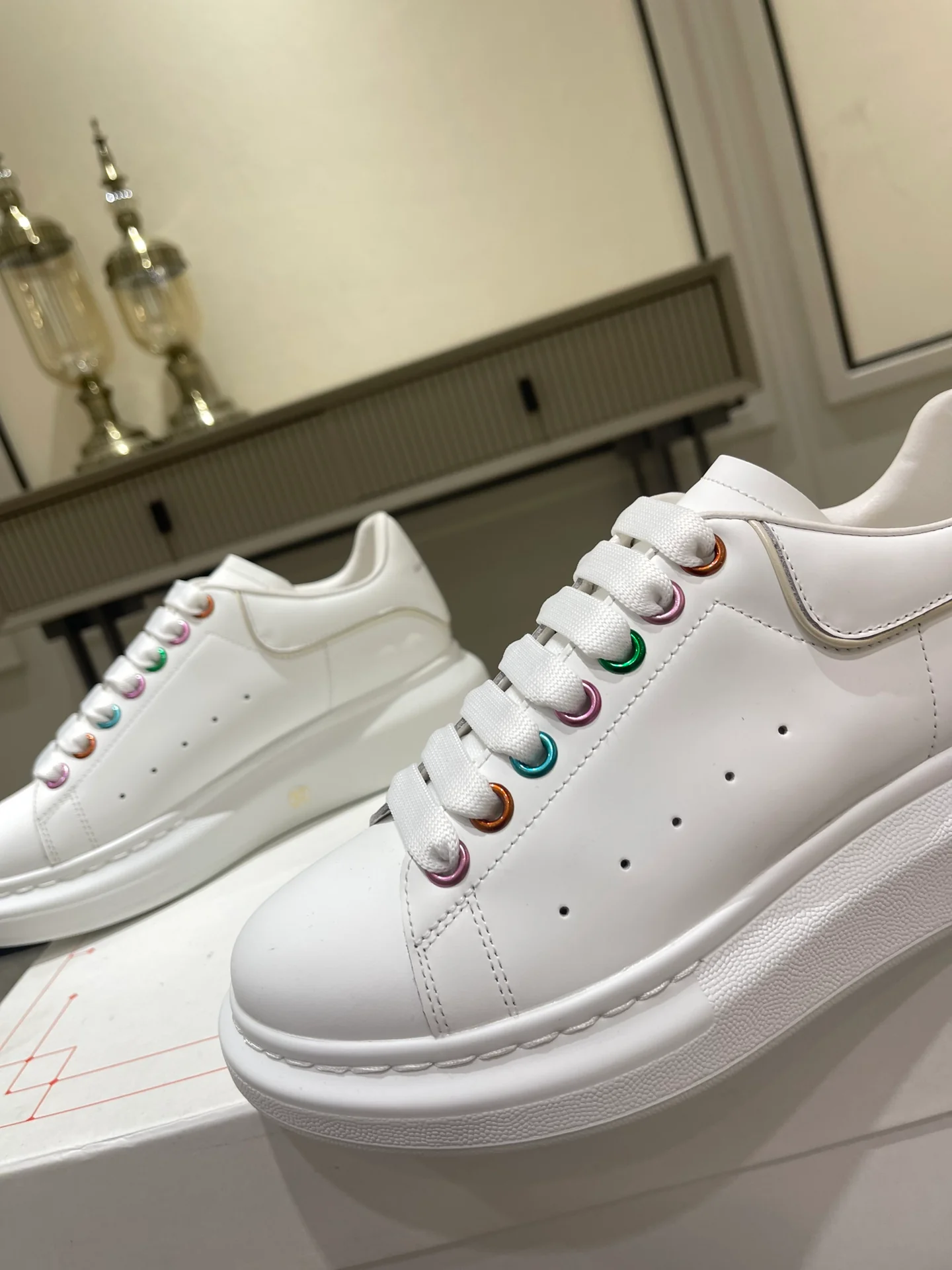 Классические белые кроссовки McQueen с металлическими радужными люверсами