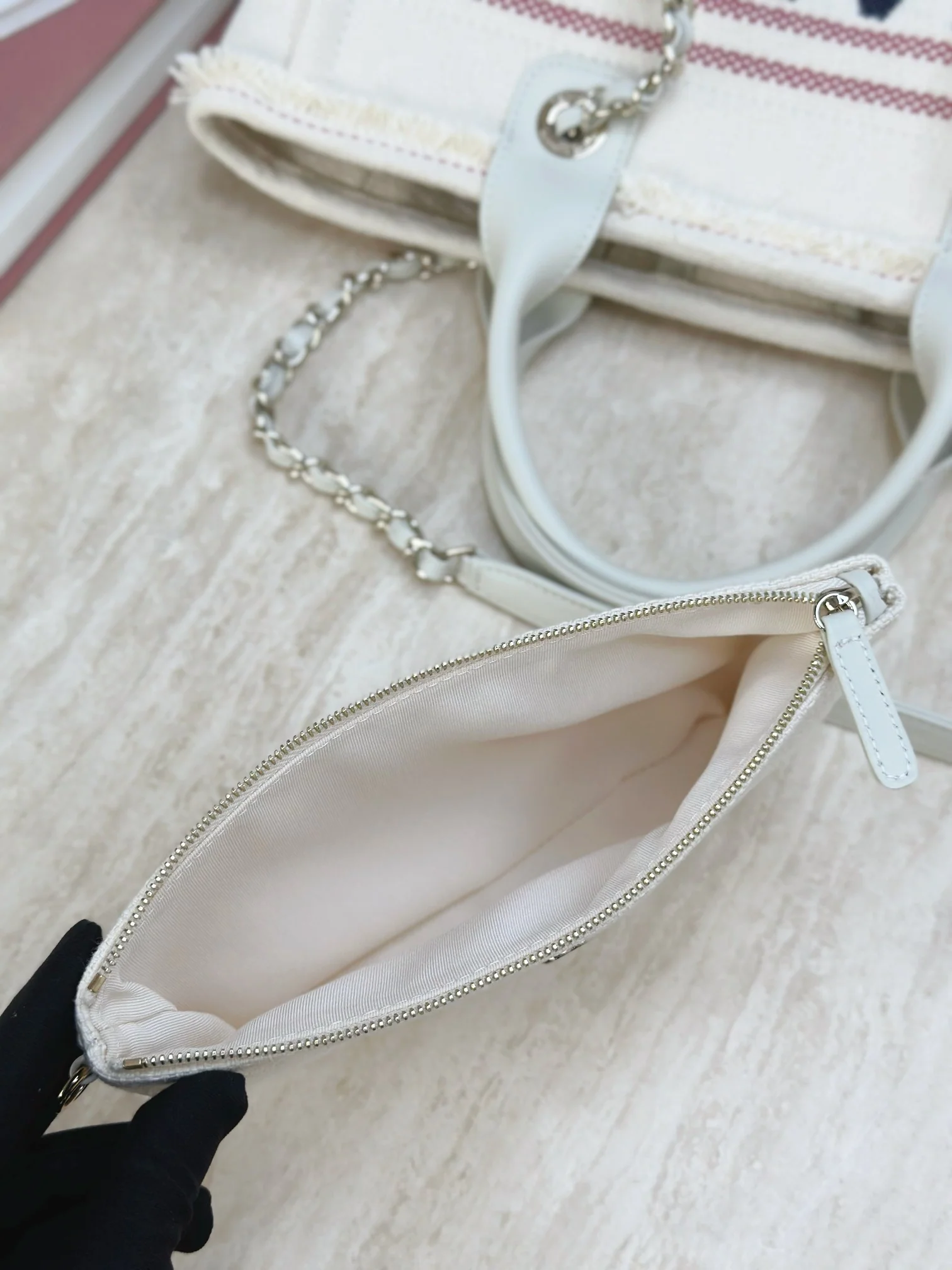 Пляжная сумка Chanel 25c, косметичка, красно-синяя.