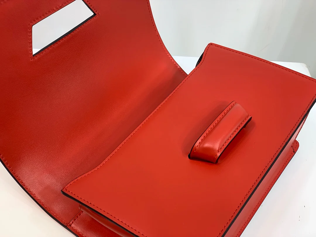 Треугольная сумка Loewe - Телячья кожа - Маленькая - 5