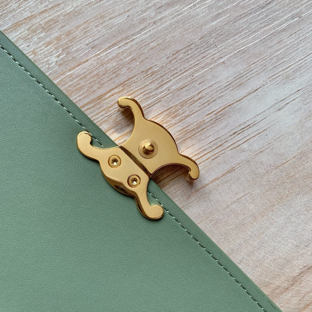 Celine TRIOMPHE 大号亮泽光滑羊皮革翻盖长夹