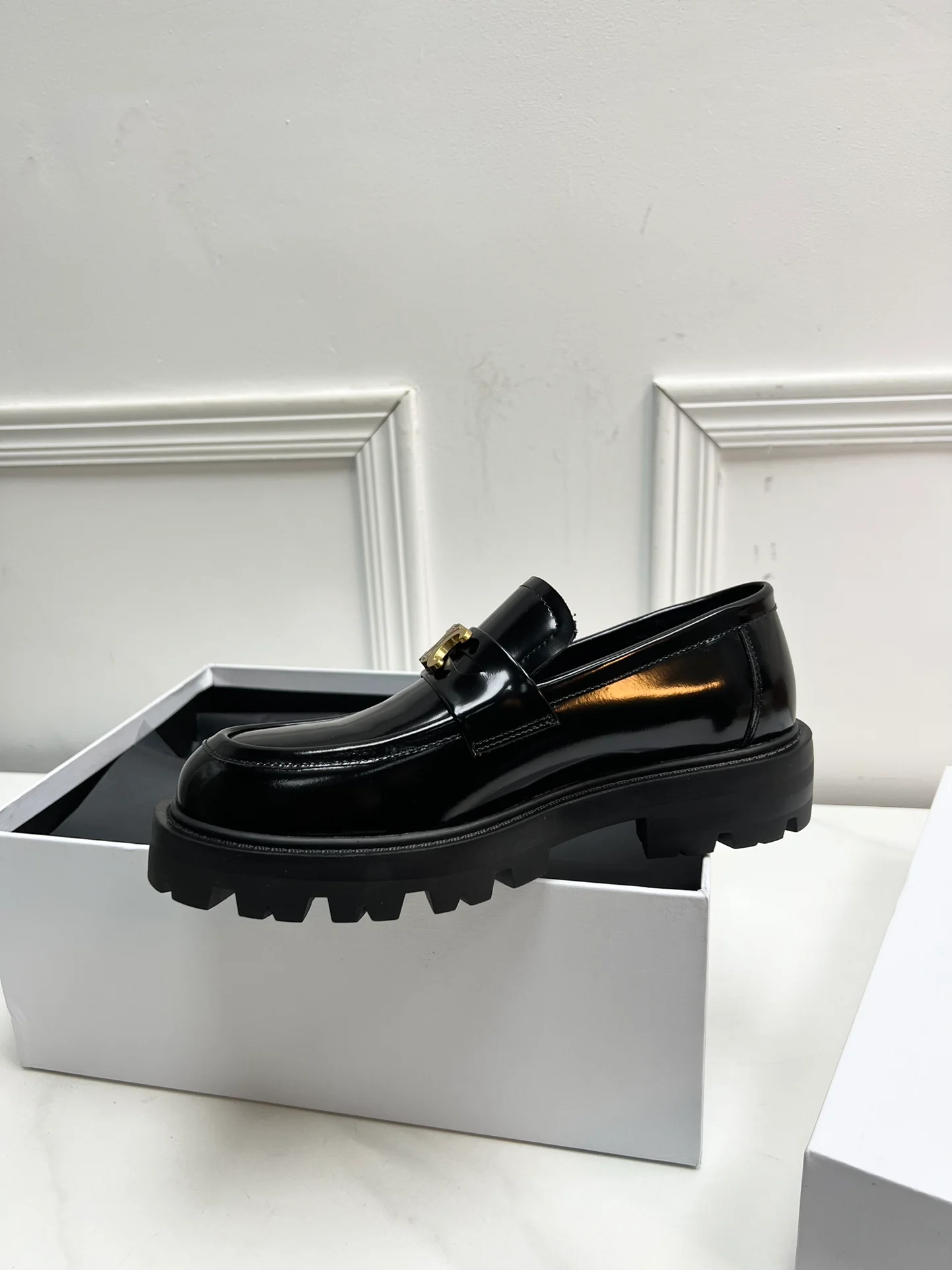 Новинка сезона весна/лето 2023 от Celine - Ретро-лоферы - Черные