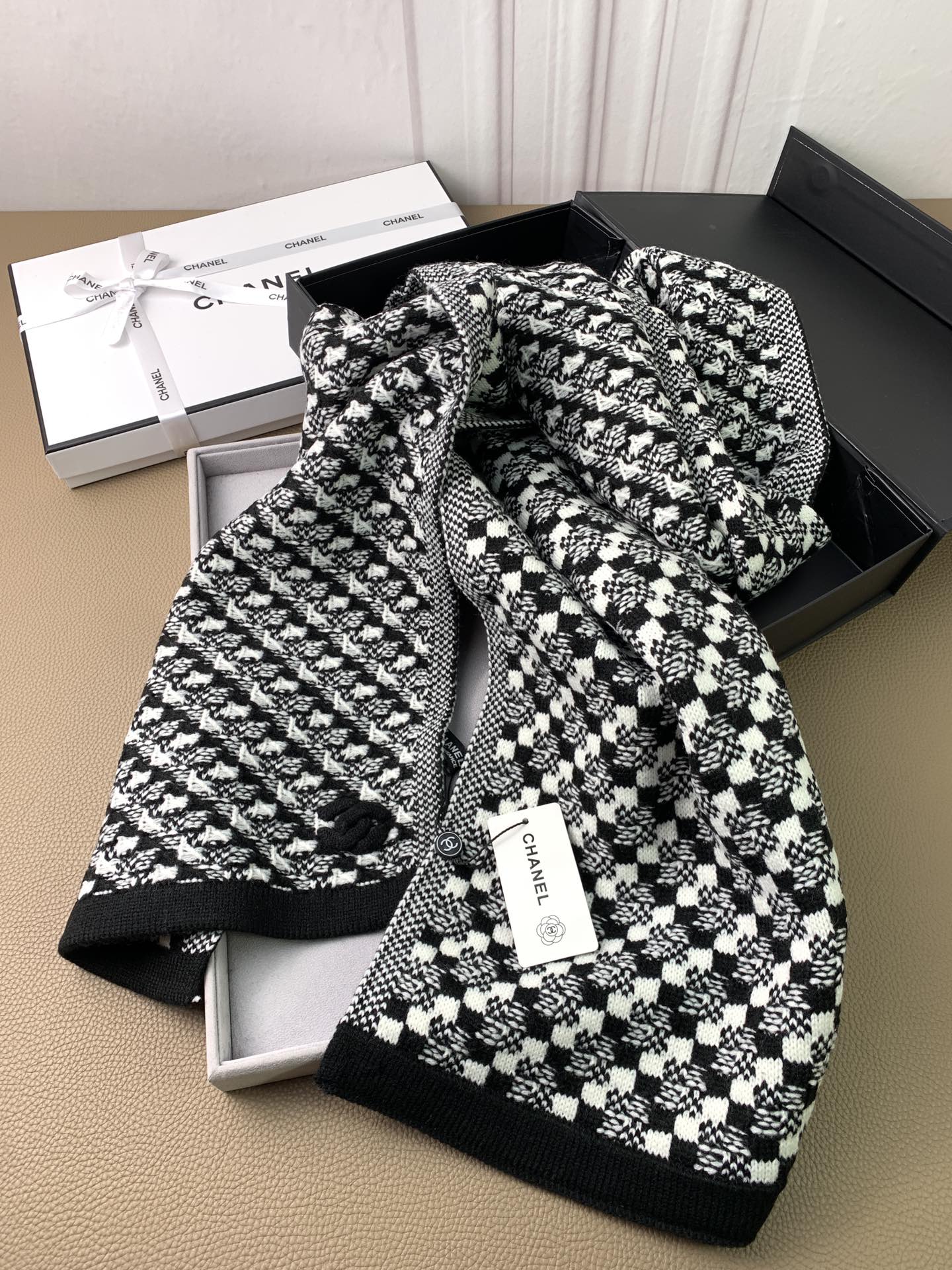 Chanel - Вязаный кашемировый шарф с золотыми и серебряными нитями - 30 см - 180 см