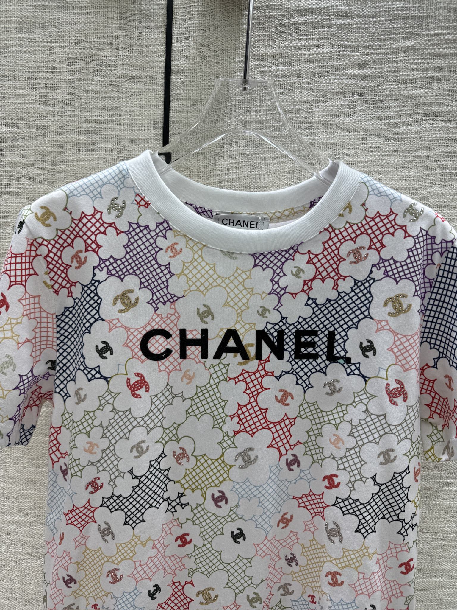 Футболка Chanel 2403 с круглым вырезом и короткими рукавами, украшенная множеством пайеток.