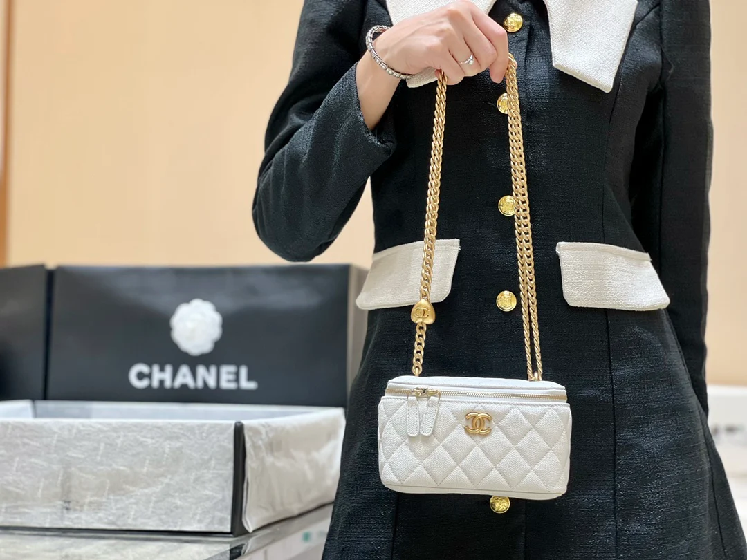 Новинка сезона весна/лето 2023 от Chanel - цепочка-шар, длинная коробка - белая - фото в действии.