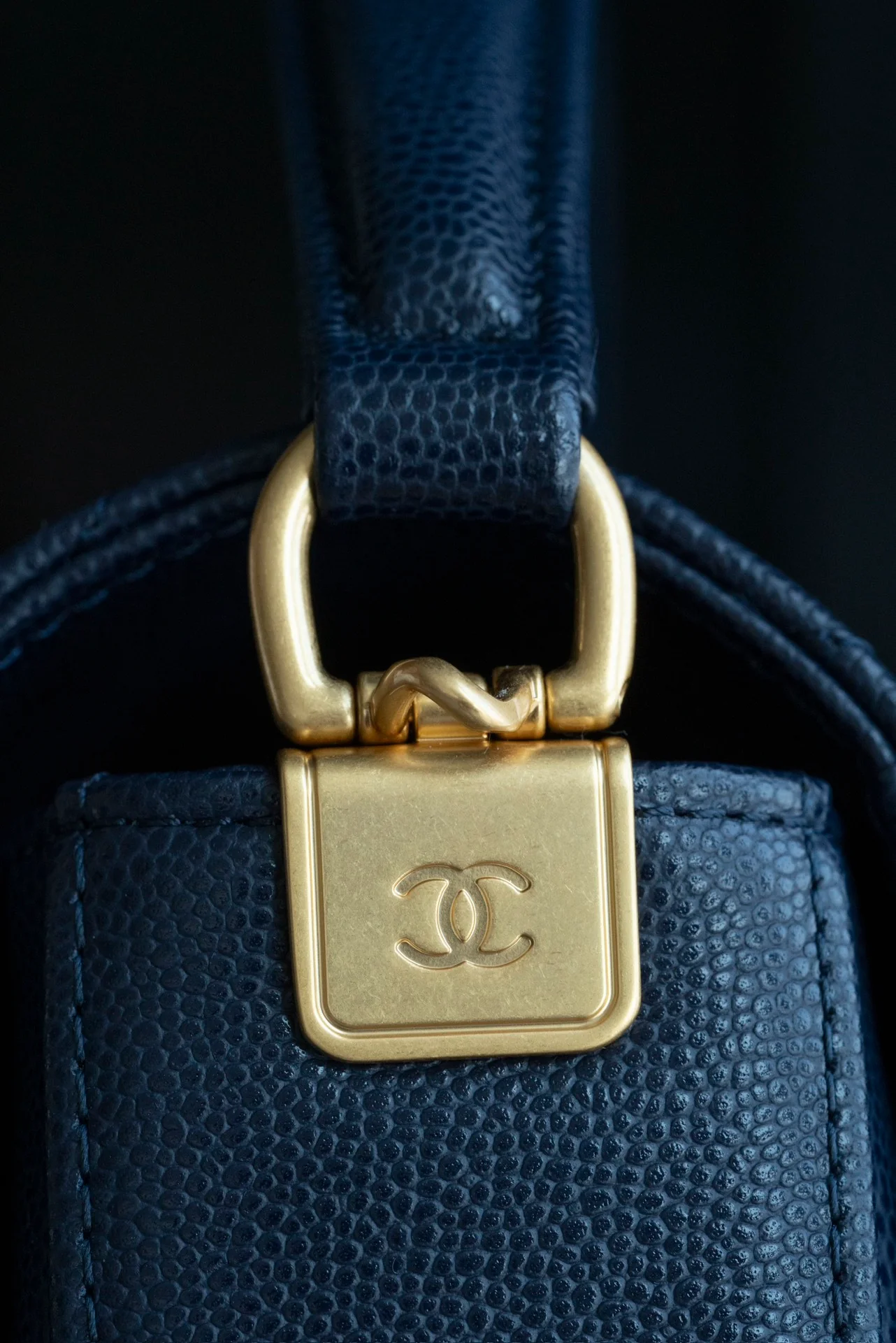 Мини-сумочка Chanel с клапаном и ручкой - синяя