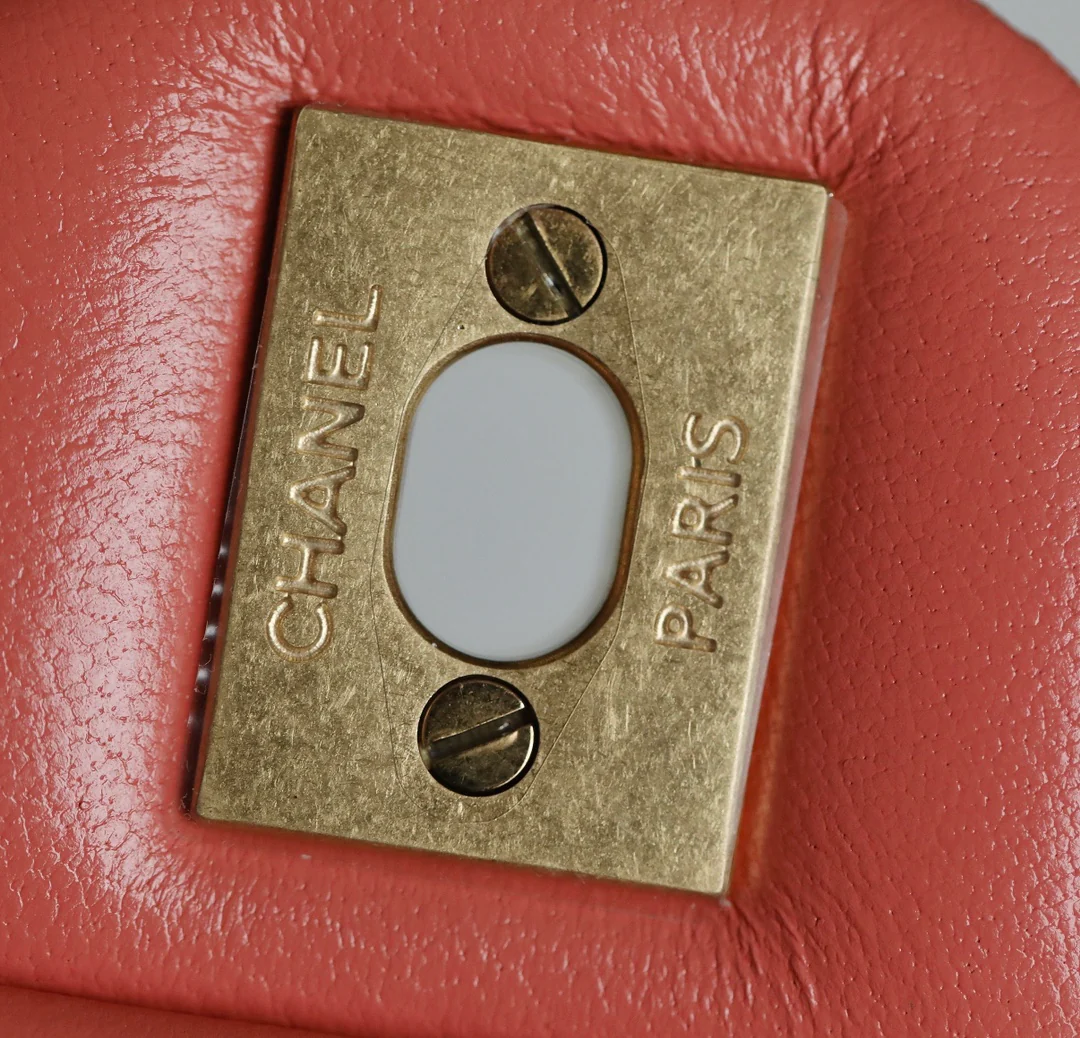 Chanel - Золотистая сумка-клапан с шариком из углеродного волокна - Кораллово-розовая