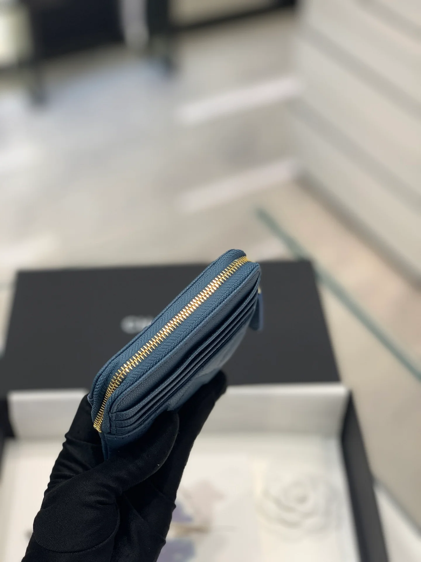 Монетоприемник Chanel 22s с бриллиантовой пряжкой - синий