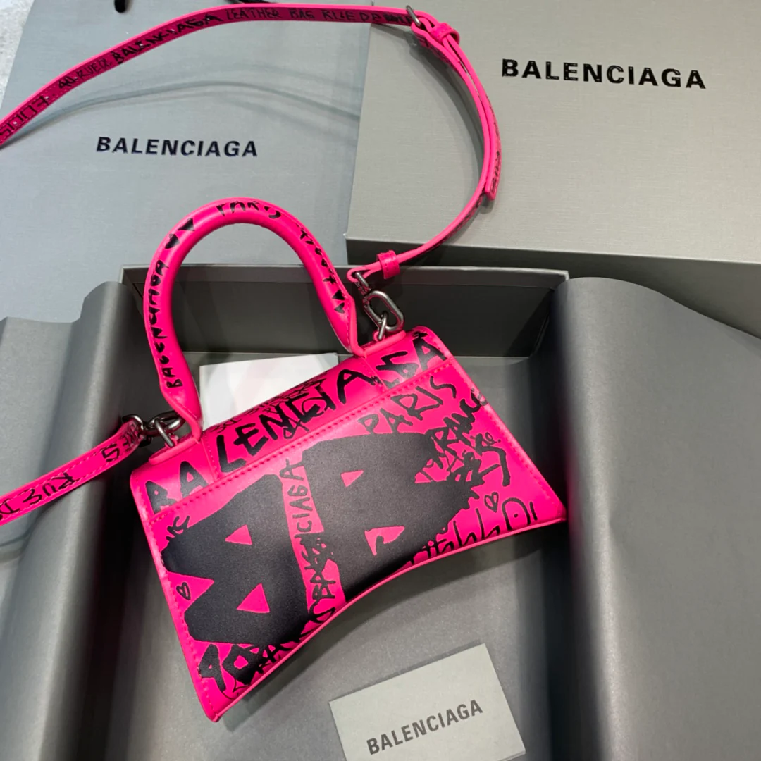 Сумка Balenciaga Hourglass, размер XS, цвет розовый, однотонный, с граффити.
