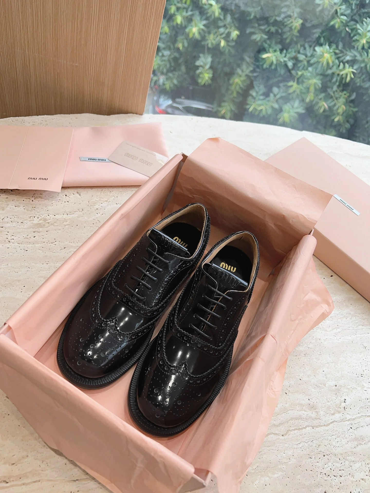 Новинка Miu Miu 2023 года - Лоферы на шнуровке в британском стиле - Черные