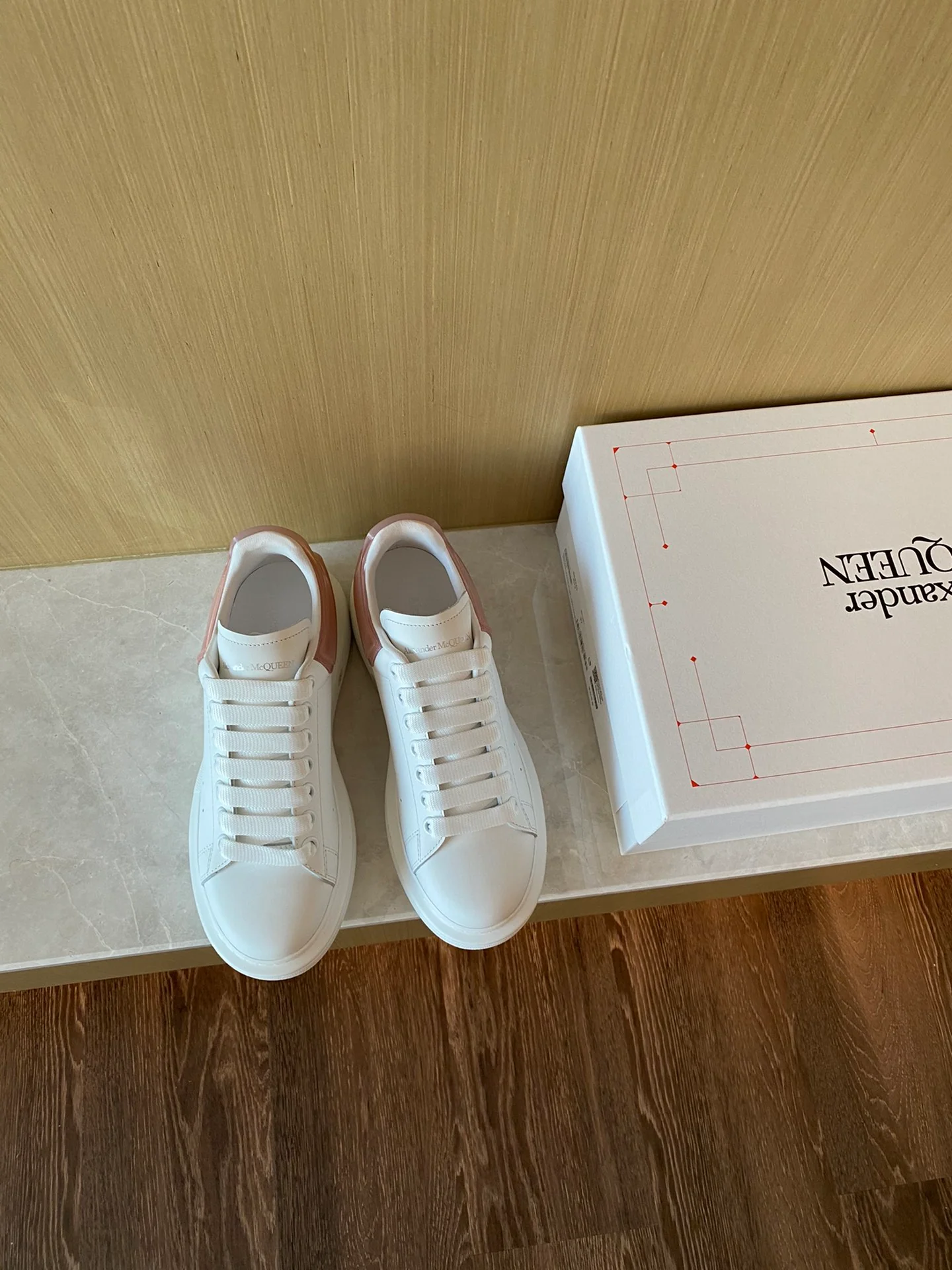 Классические белые кроссовки McQueen - на каблуке-резинке - персиково-розовые