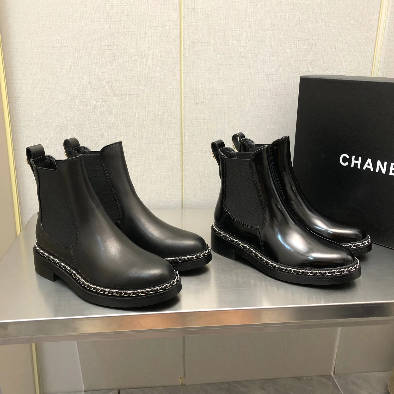Ботильоны Chanel из кожи с цепочками - изображение из коллекции