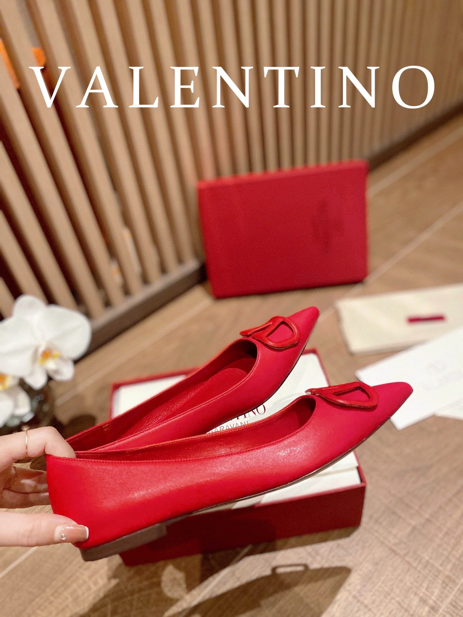 Кожаные туфли Valentino на V-образном каблуке с пряжкой — красные