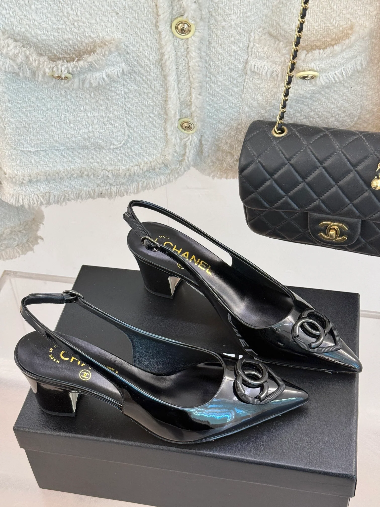 Босоножки Chanel 2024 с острым носком в форме сердца на низком каблуке - черные