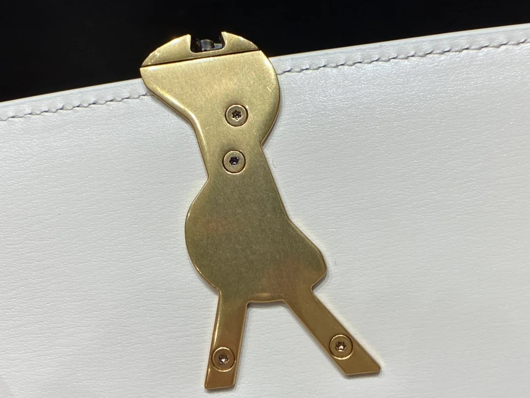 Сумка YSL Solferino Tofu Bag - белая - 18 см - На фото: На мне