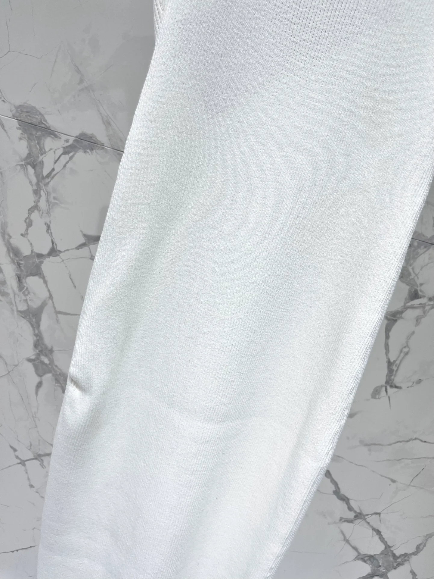 Miu Miu - Летняя новинка 2404-24: Элегантное вязаное платье-жилет с U-образным вырезом - белое.