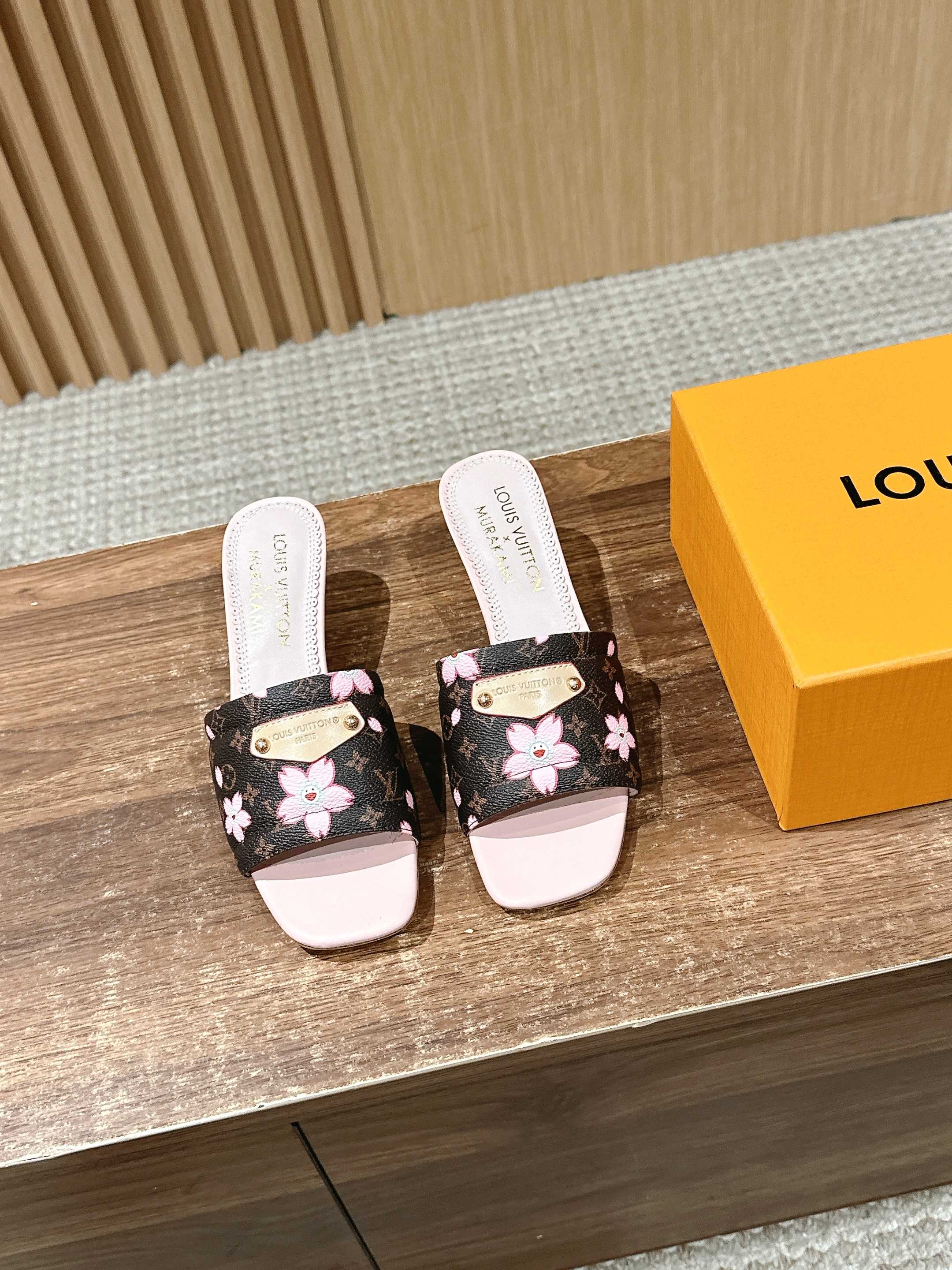 LV - Коллекция Такаши Мураками в стиле ретро - Сандалии на низком каблуке - Розовые и черные