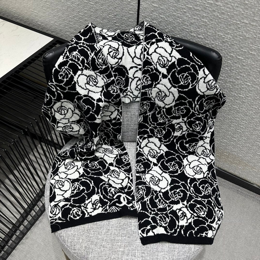 Новый черно-белый кашемировый шарф Chanel с камелиями, 2023 год.