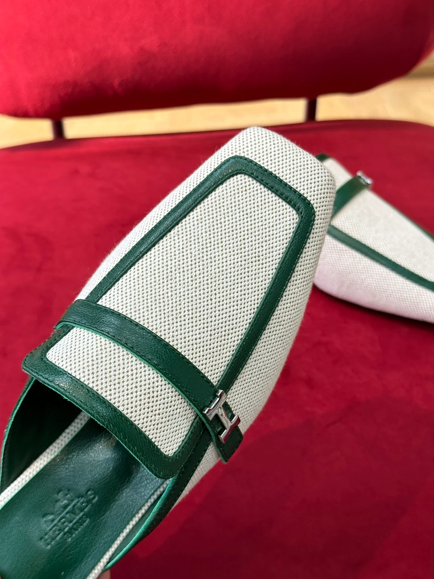 Новинка сезона весна/лето 2023 от Hermes - кожаные тапочки с квадратным носком - белые и зеленые.