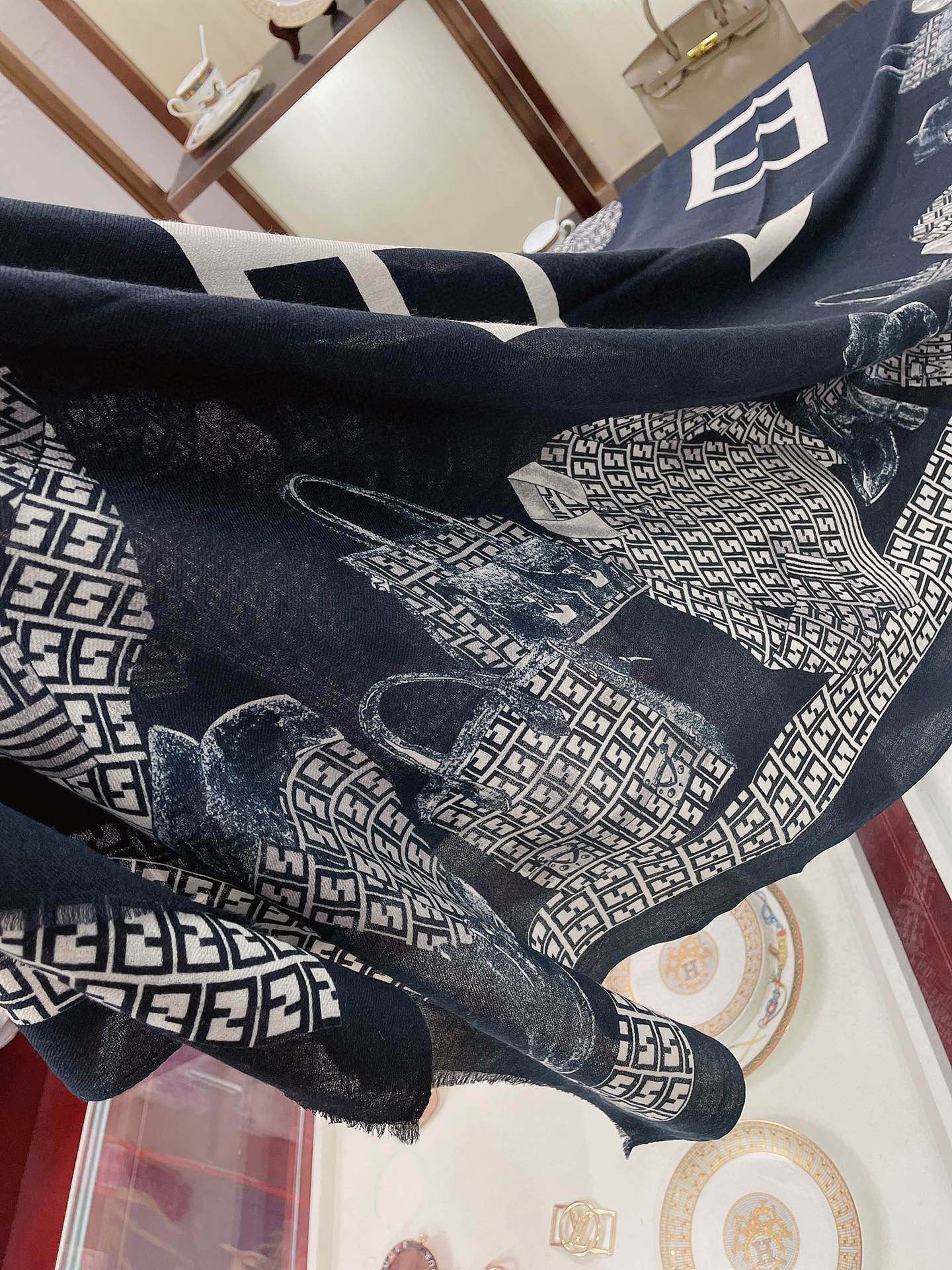 Кашемировый шарф Fendi - большой квадратный шарф