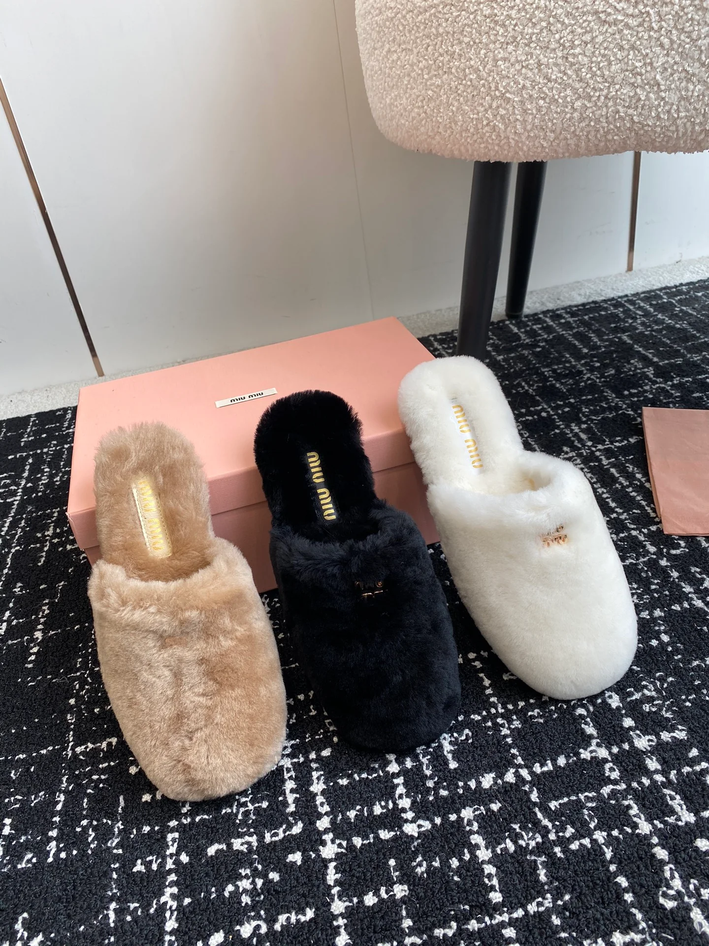 Шерстяные тапочки Miu Miu 2024 — Изображение коллекции — 1