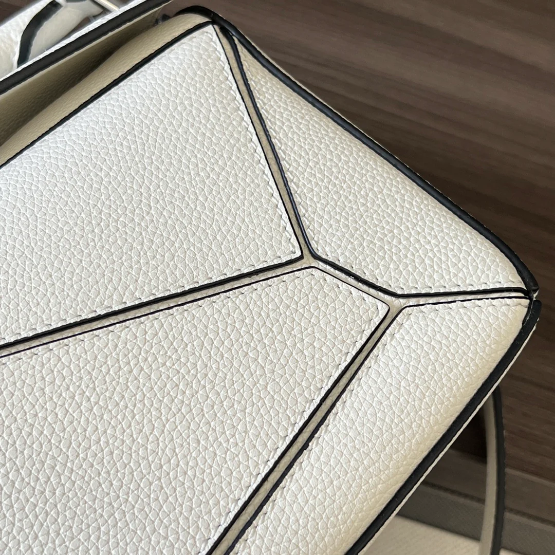 Сумка Loewe Puzzle из зернистой кожи, маленькая, белая.