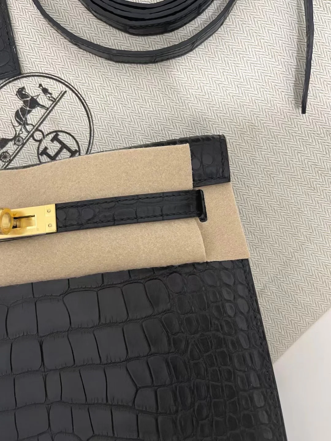 Hermes Kelly Danse, черная крокодиловая кожа с золотой пряжкой