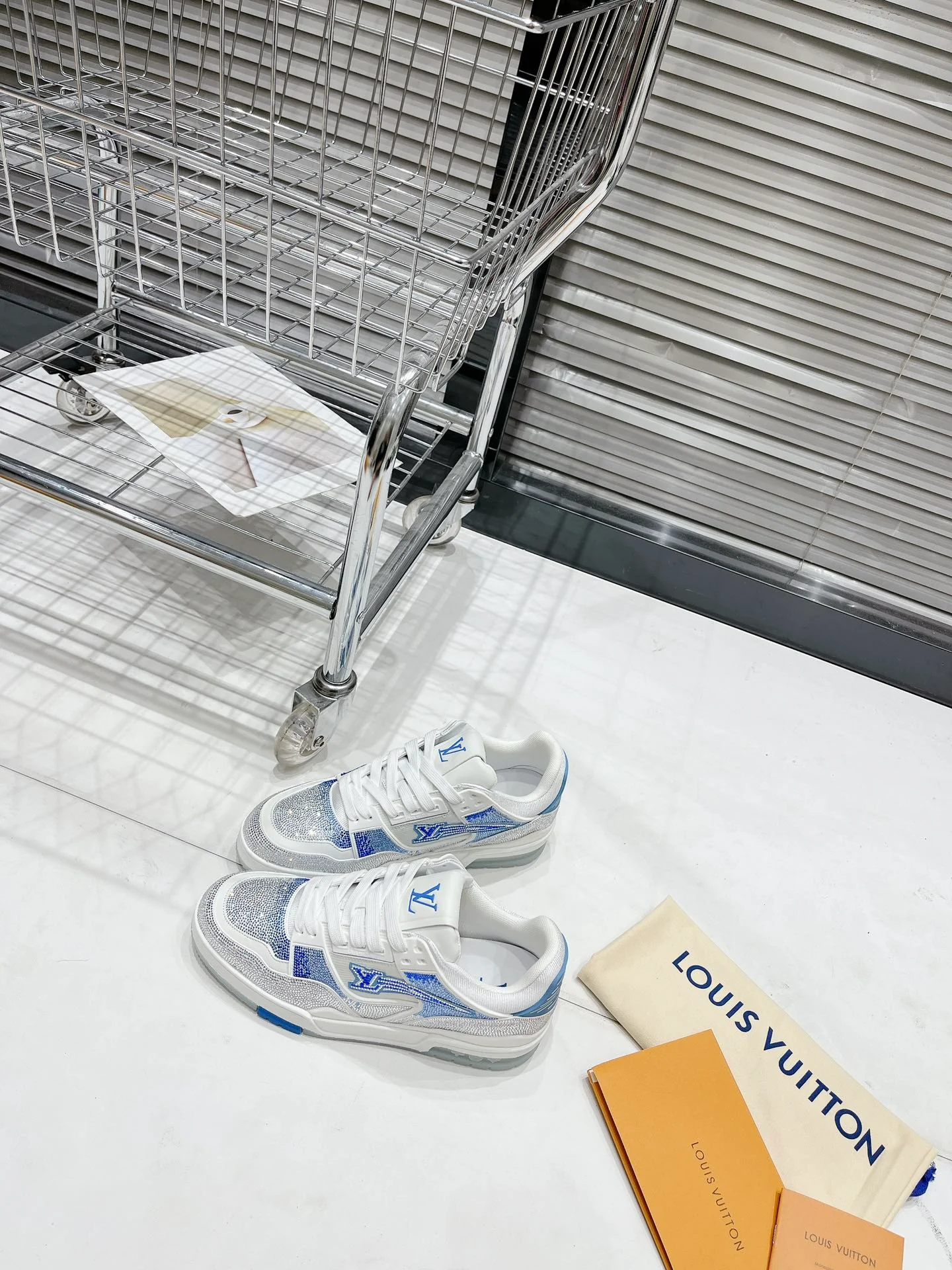 Кроссовки LV Trainer - обувь для скейтбординга - глянцевые белые и синие - унисекс