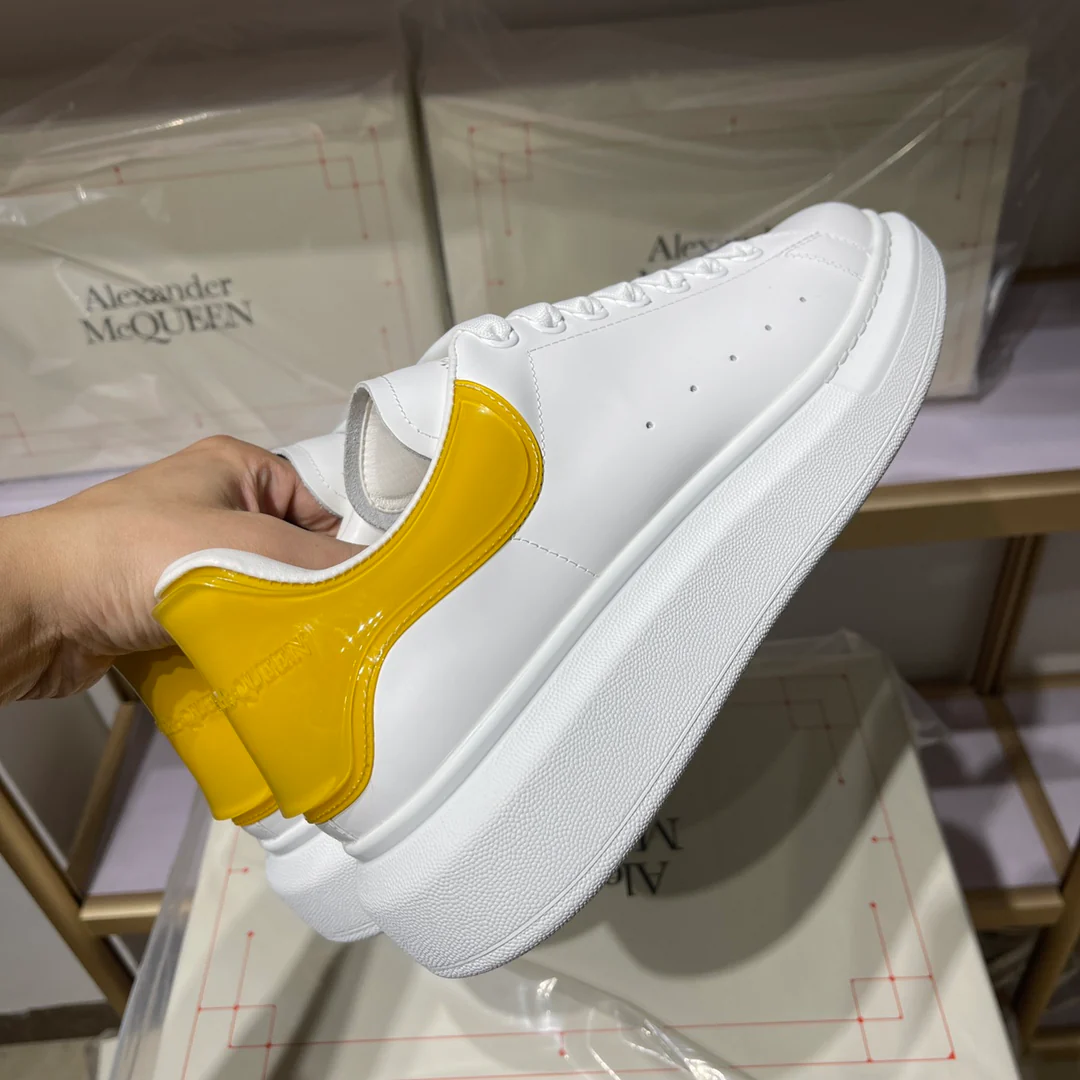 Классические белые кроссовки McQueen - унисекс - с желтой отделкой 