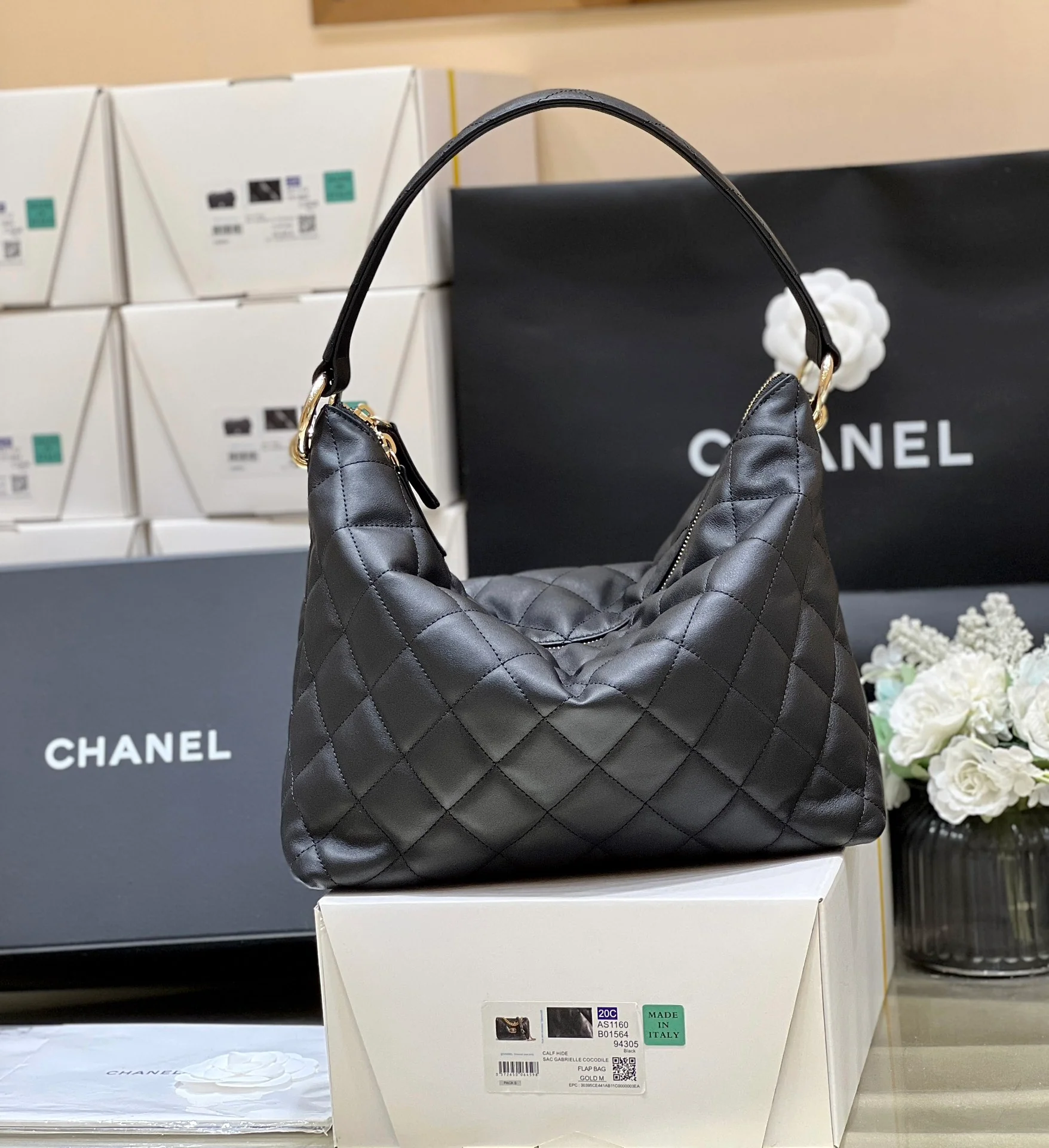 Коллекция Chanel осень/зима 2023 - Сумка-хобо в стиле хиппи - Овечья кожа - Черная