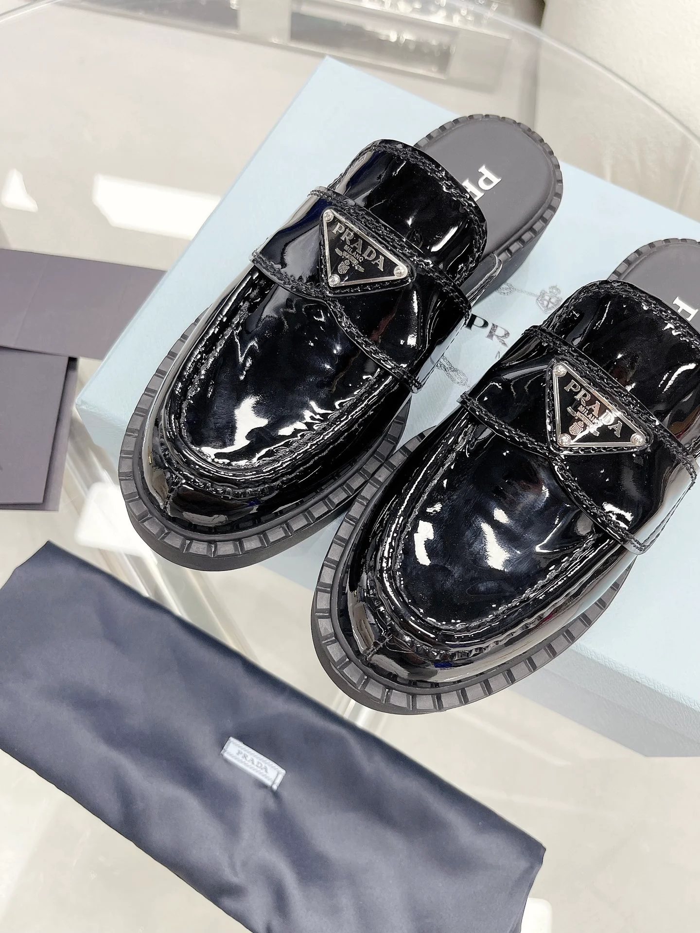 Коллекция Prada 2022 года с подиума - Лоферы на платформе