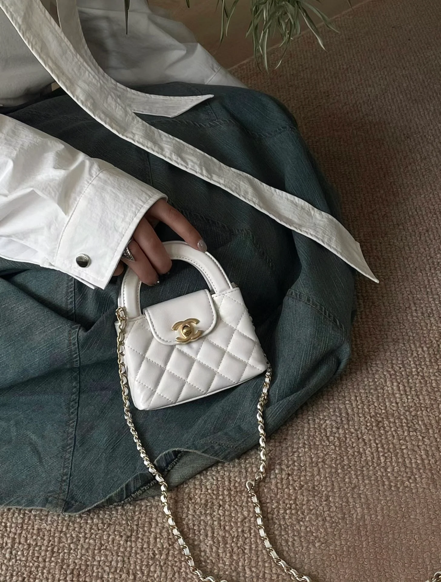 Миниатюрная сумочка Chanel Kelly на цепочке, белая.