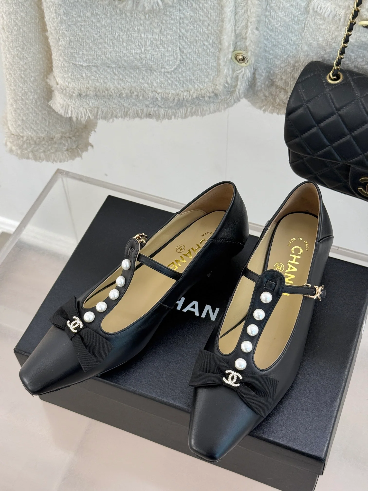 Туфли-мэри-джейн Chanel 2024 с жемчужным верхом - черные