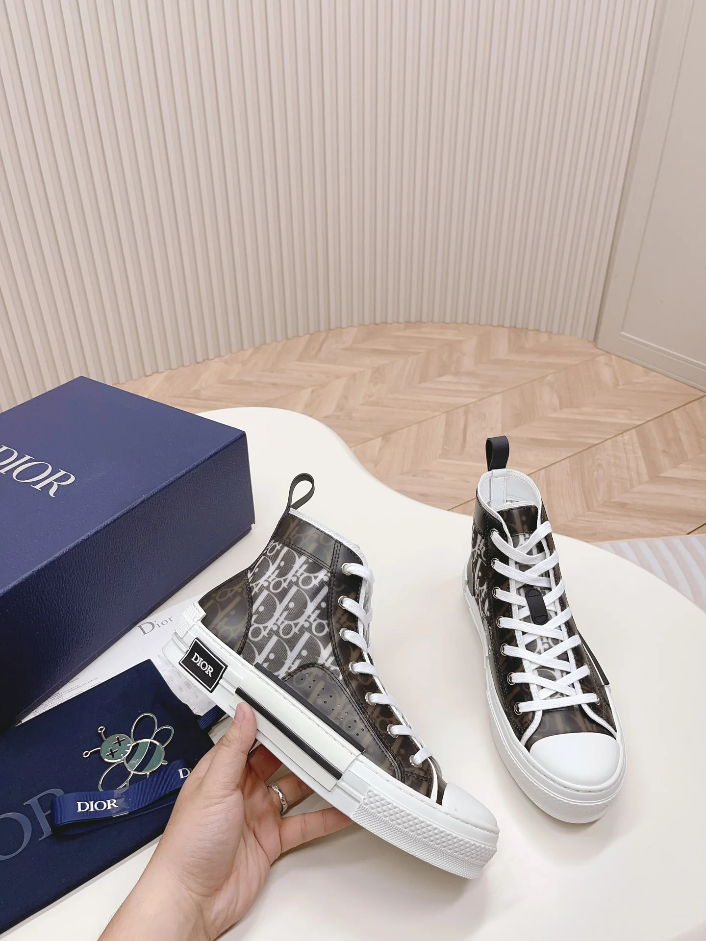 Высокие повседневные кроссовки Dior B23 Series, унисекс, кожаные, коричневого цвета.