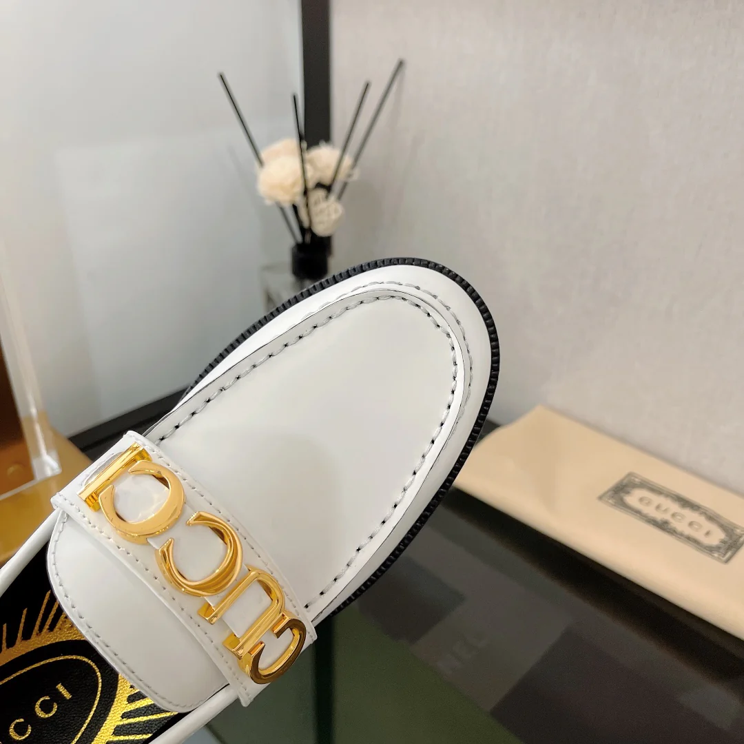Новинка Gucci 2022 года - Лоферы с металлическими пряжками в виде букв.