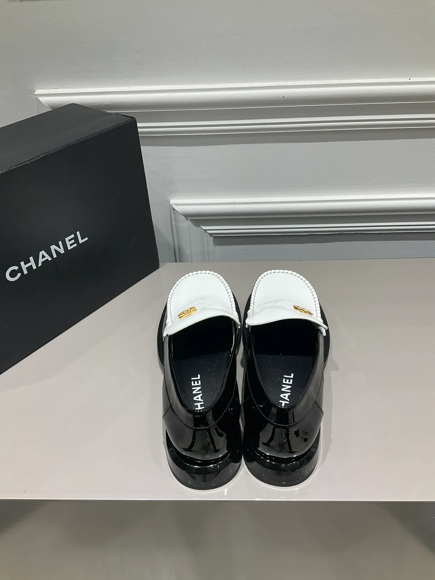 Коллекция Chanel весна/лето 2023 — Лоферы с бриллиантовой пряжкой — Белые