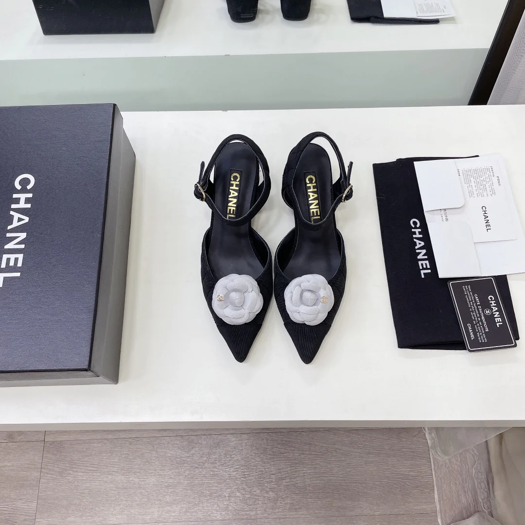 Сандалии Chanel Camellia на низком каблуке - черные - 5 см