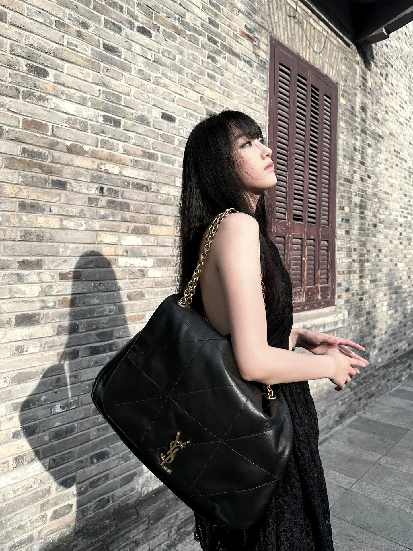 Сумка YSL из кожи ягненка наппа с двумя цепочками — в стиле Джейми — фотографии в одежде.